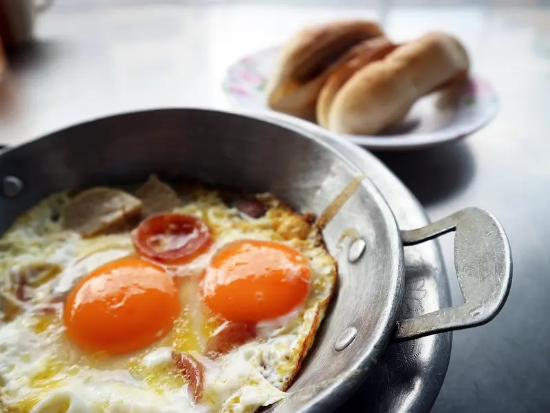 Huevos a la plancha en una sartén