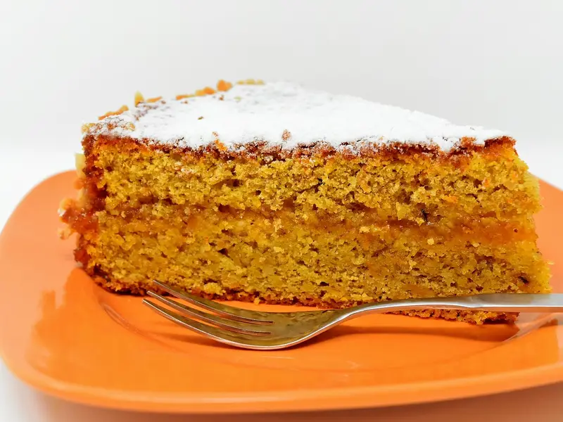 Porción de bizcocho de zanahoria
