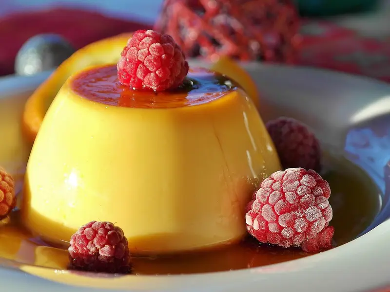 Flan de vainilla con frambuesas