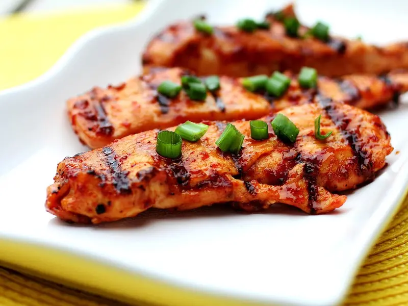 Filetes de pechuga de pollo asados con especias y cebollino