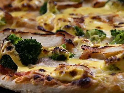 Pizza con pollo