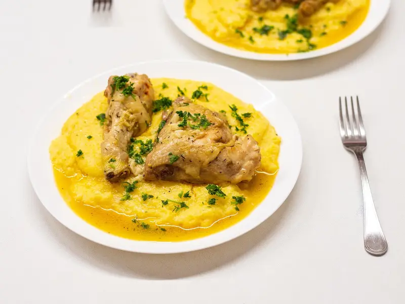Polenta cremosa con carne