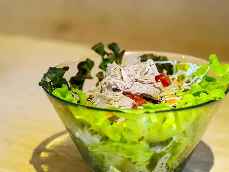 Ensalada de lechuga con atún