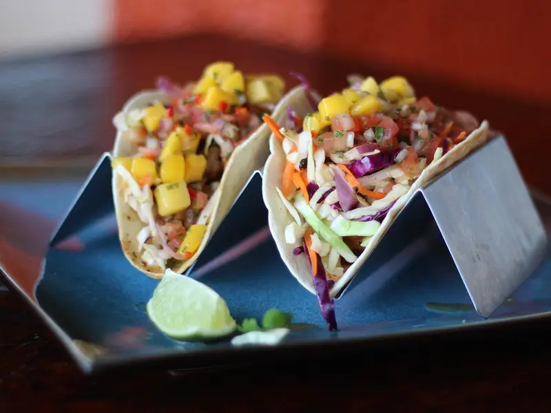 Tacos de pescado con col
