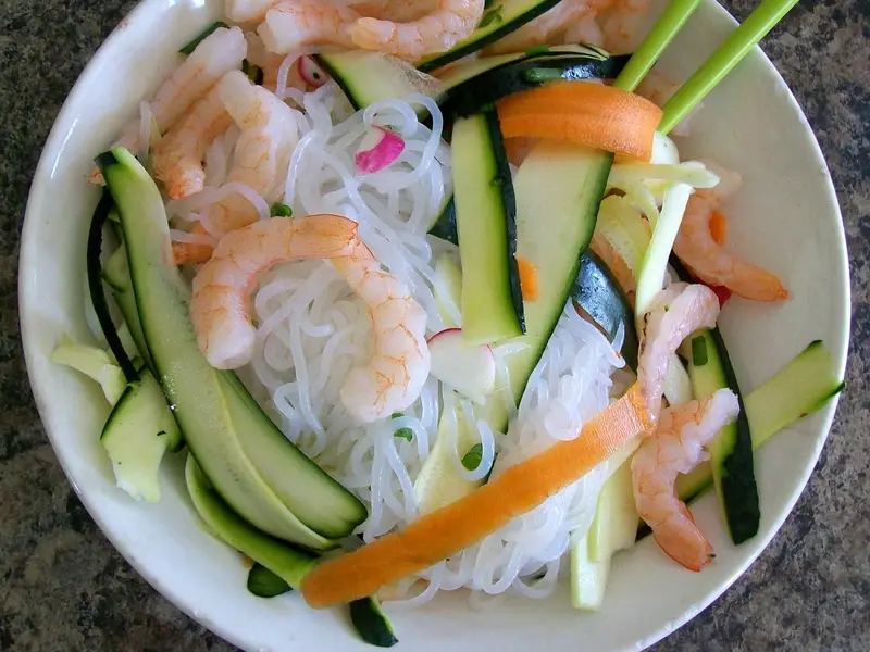 Tallarines de calabacín con gambas