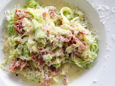 Espaguetis de calabacín a la carbonara